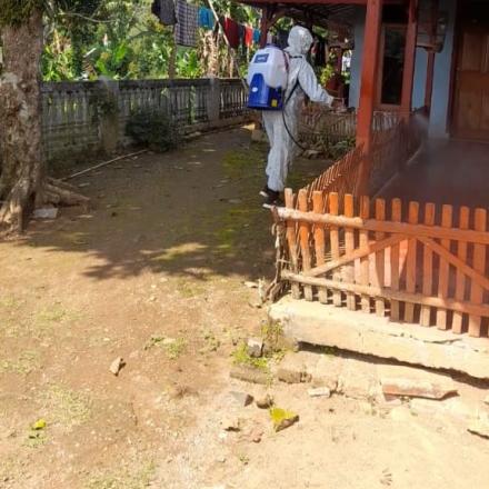 Penyemprotan Dissinfektan ke wilayah Desa Cilame